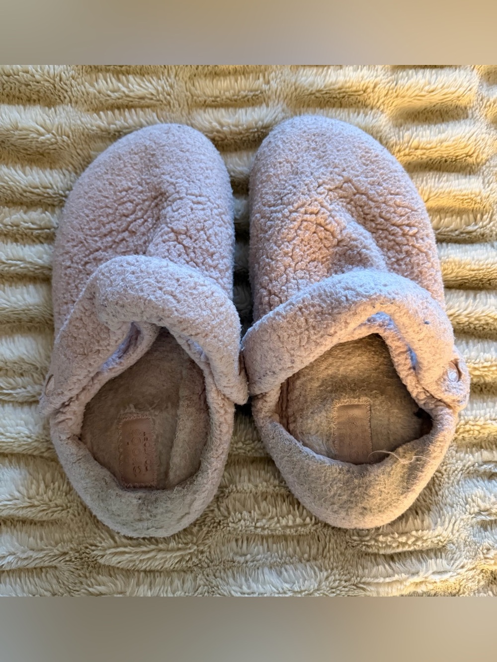 Women’s pink Sherpa croc slippers